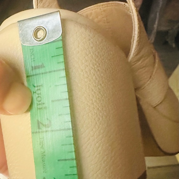 Elegant Cream Slip-On leather Shoes with Gold Chain - Picture 4 of 5